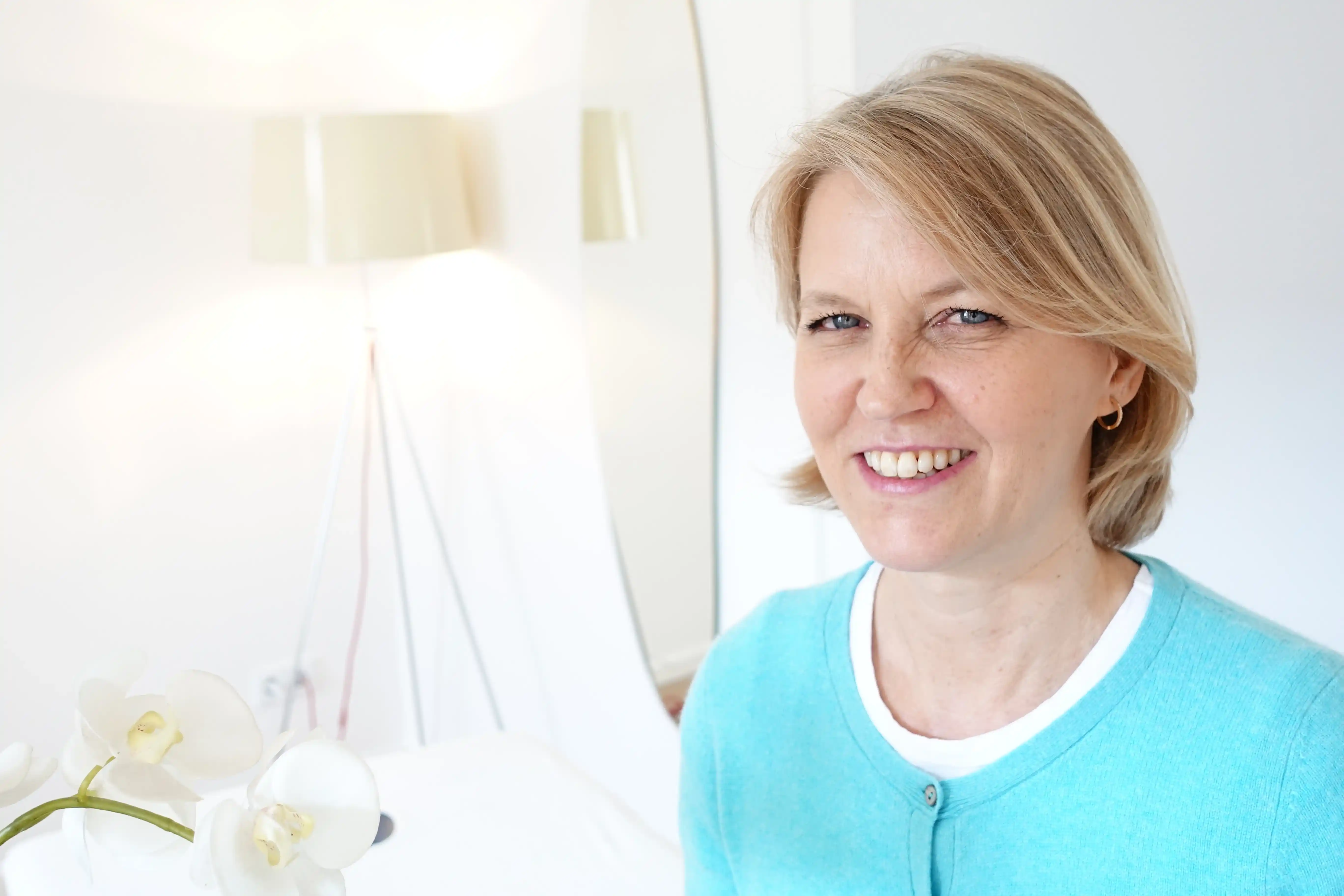 Porträt einer lächelnden Frau im hellen Raum, Business- und Karrierefoto