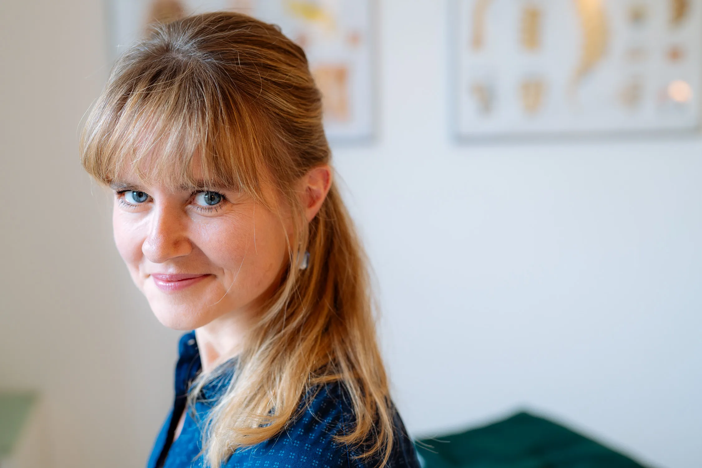 Porträt einer lächelnden Frau im Büro, Business-Foto mit unscharfem Hintergrund
